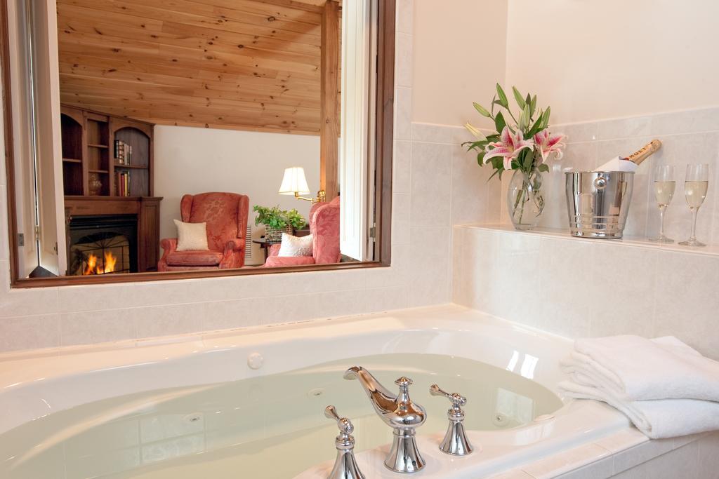 Stonecroft Country Inn Ledyard Center Room photo